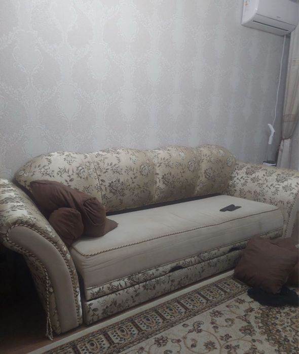 Диван раскладывается жемчужеого цвта