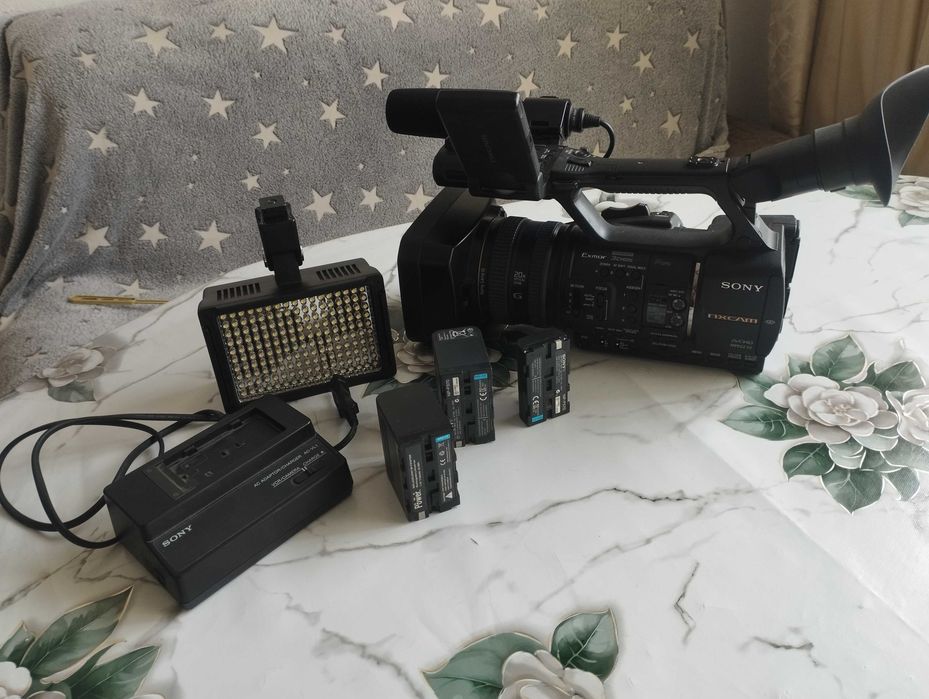 Продаю видео камеру Sony HXR-NX5E