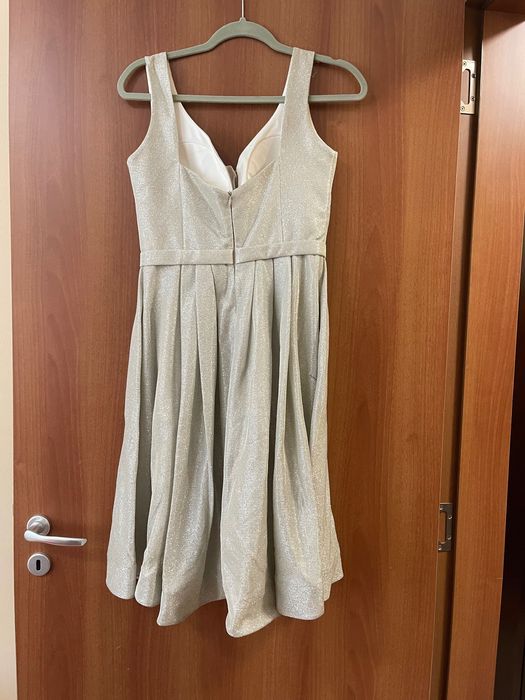 Официална рокля.