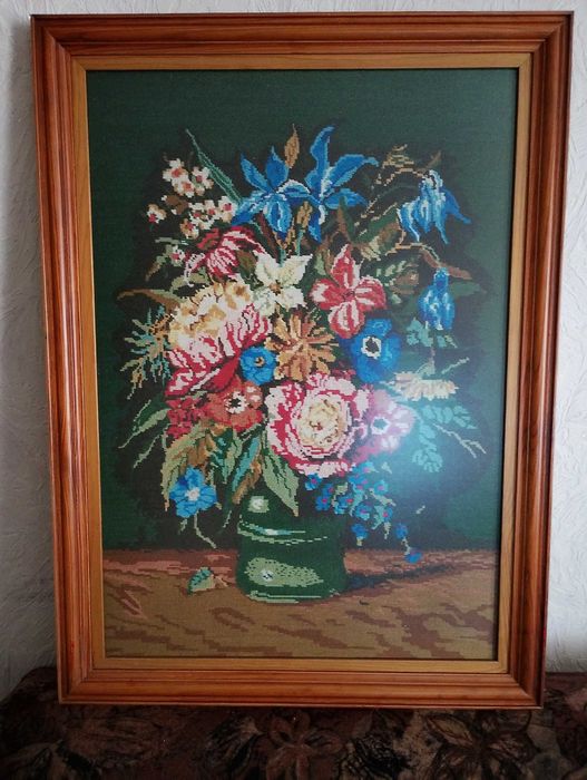 Продавам ръчно ушити гоблени с дървена рамка и стъкло