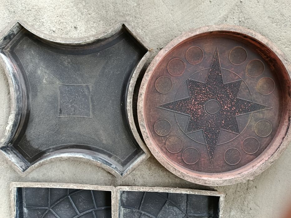 Vând schimb.matrite pavele