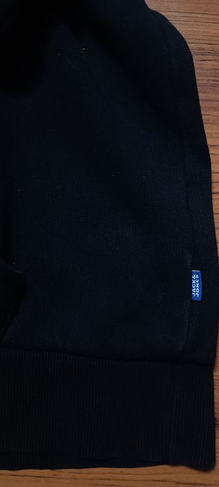 Продавам оригинален суичер на Jack Jones