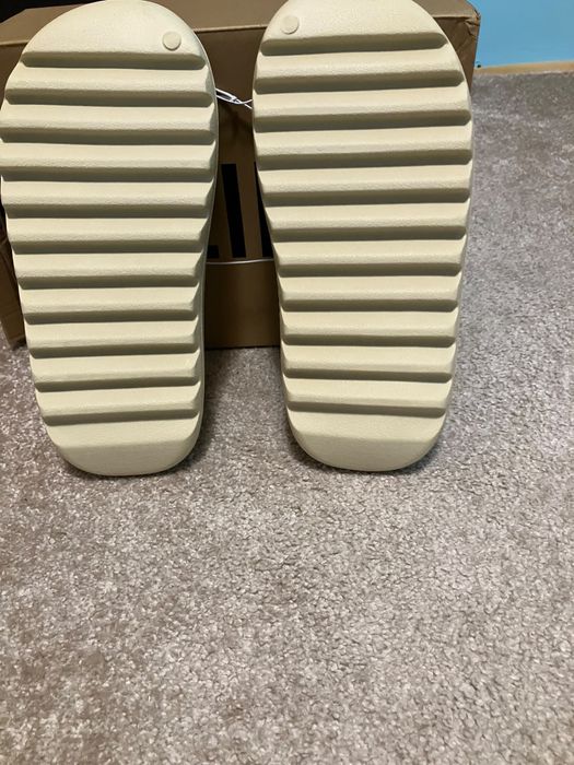 Yeezy Slides - Noi, cu eticheta