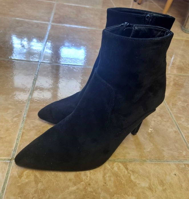 Vand botine NOI cu toc