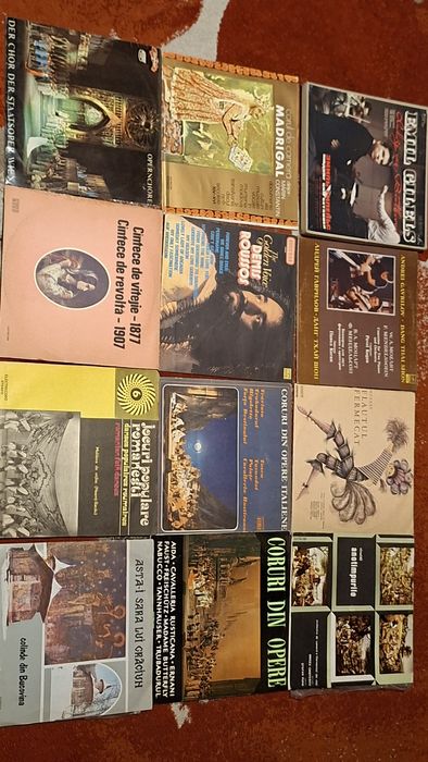 Discuri vinil cu muzică clasică, CD-uri și casete cu muzică religioasă ortodoxă
