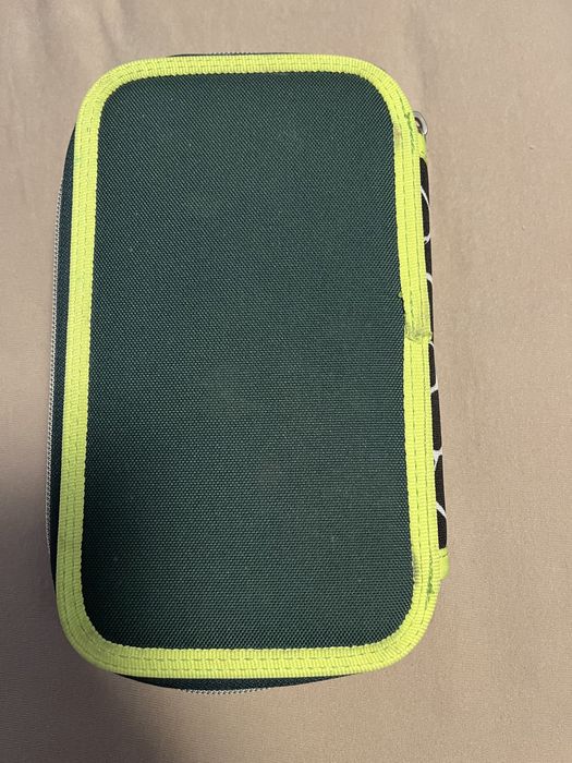 Ученически несесер с динозавър