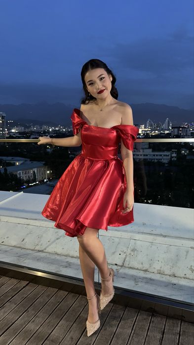 Красное вечернее платье