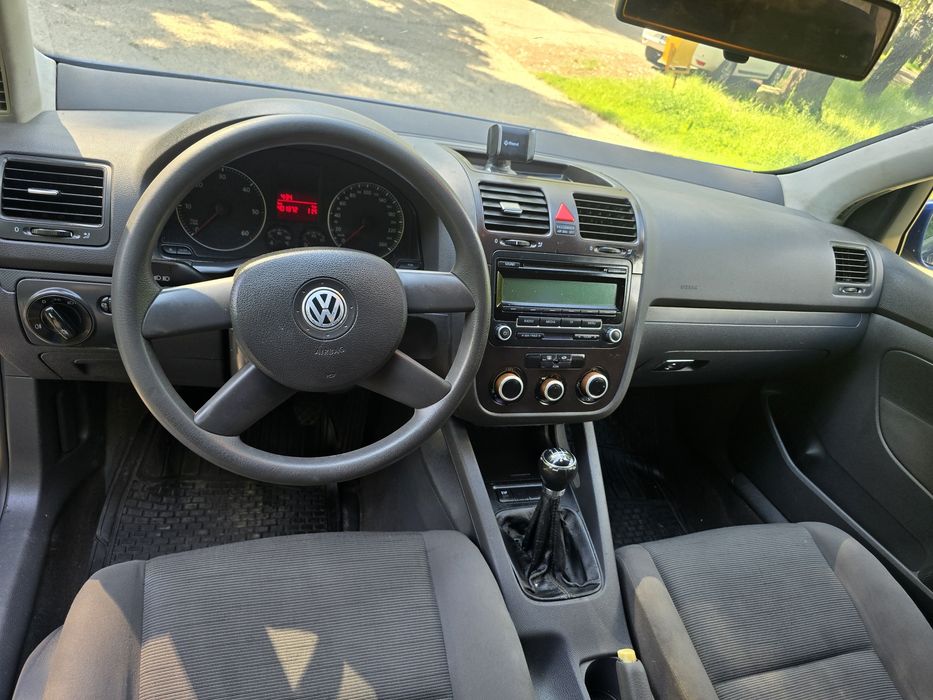 Vând Volkswagen Golf 5 1.9 TDI (105 CP) 
 An 2006