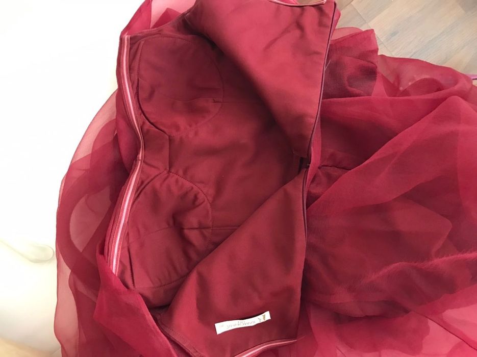 Уникална дамска рокля цвят класическо Бордо