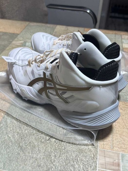 Спортивная обувь (кроссовки)