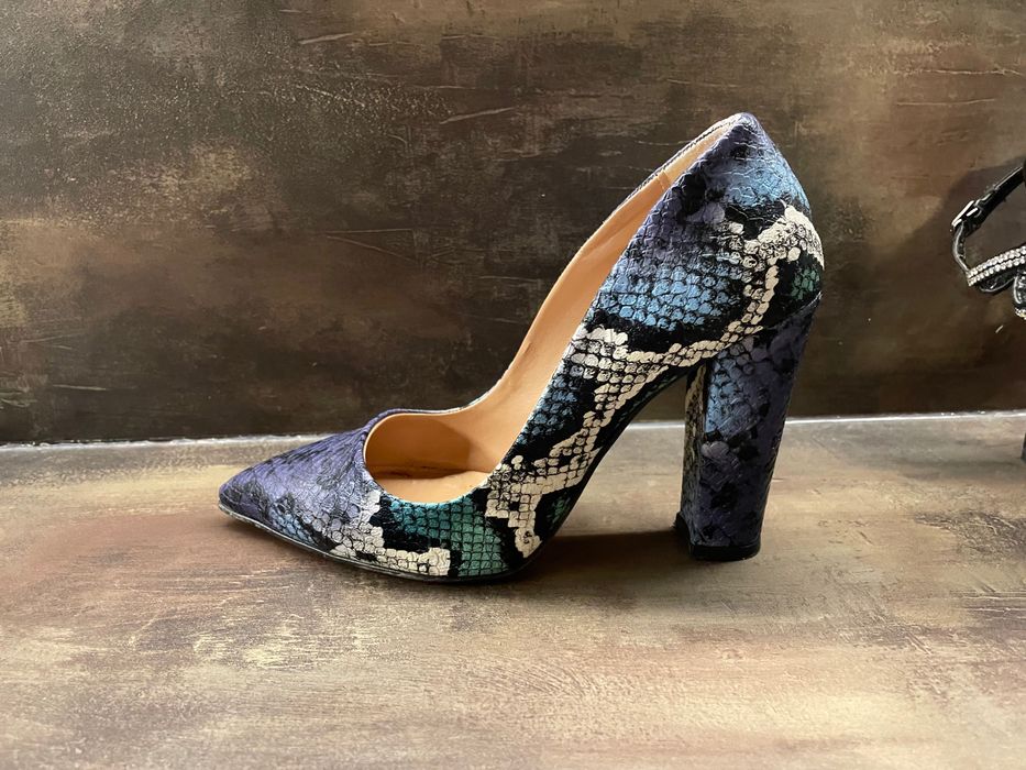 Високи токчета с змийска кожа