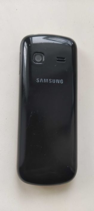 Кнопочный телефон Samsung