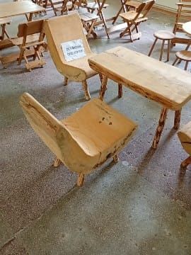 Oferim mobilier rustic din lemn, lucrat manual  mese, scaune, șezlonguri și scaune rabatabile.