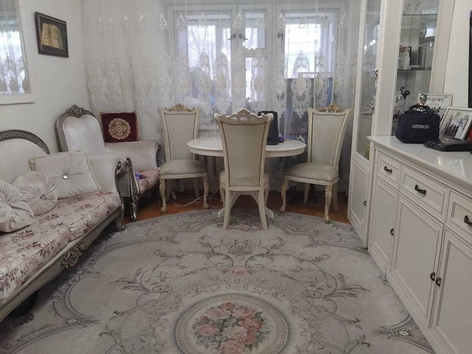 Меняю две квартиры на одной площадке на дом.