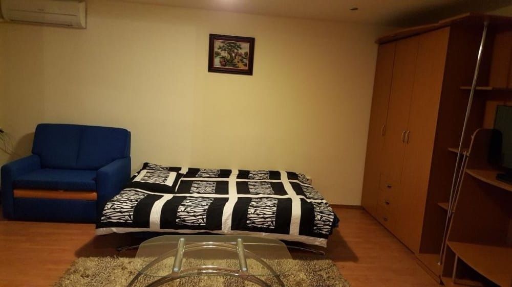 Vand Ap 1 camera, str Banu Maracine, cu chirias inclus  250 E - luna