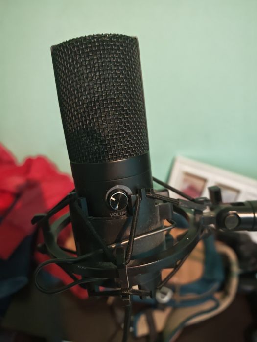 Microfon Condensator USB Fifine K669B – Ideal pentru Gaming, Streaming, Podcast (Stare Excelentă)