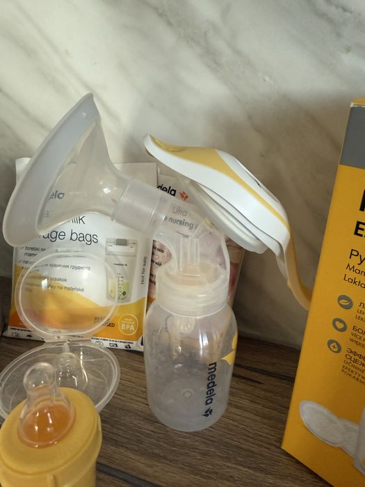 Ръчна помпа за кърма Medela + още неща