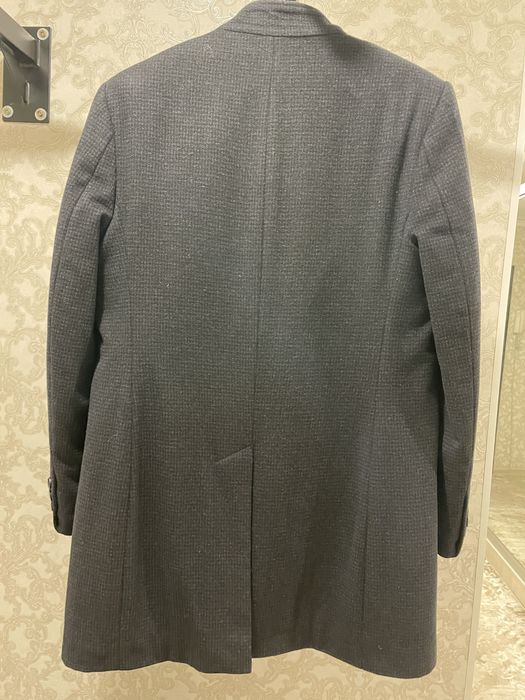 Мужское пальто темно-серого цвета