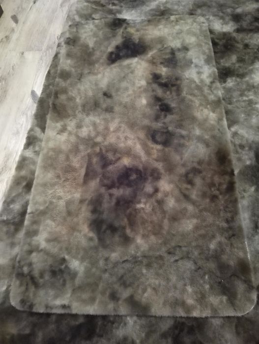 Covor și traversa maro închis.