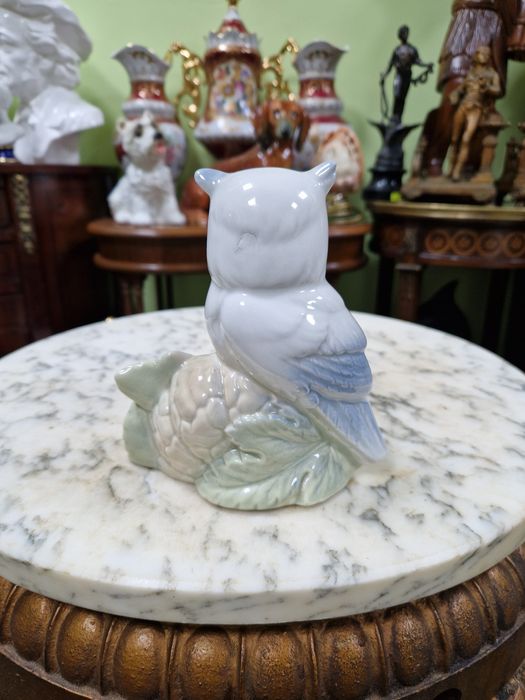 Прекрасна антикварна испанска порцеланова фигура Valencia