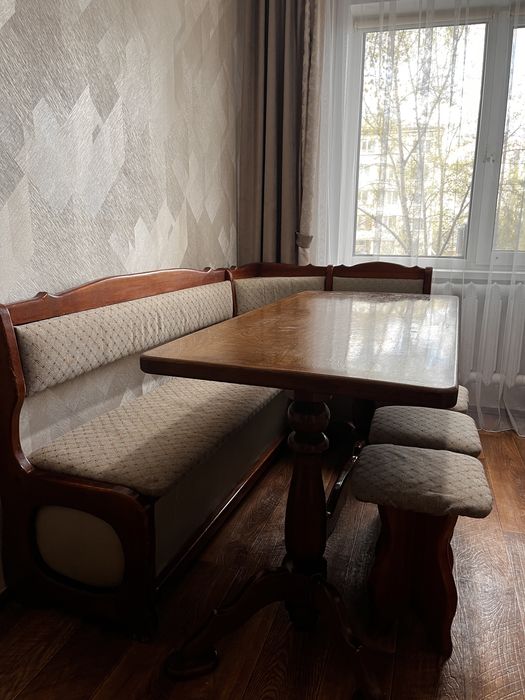 Стол и стулья в кухню