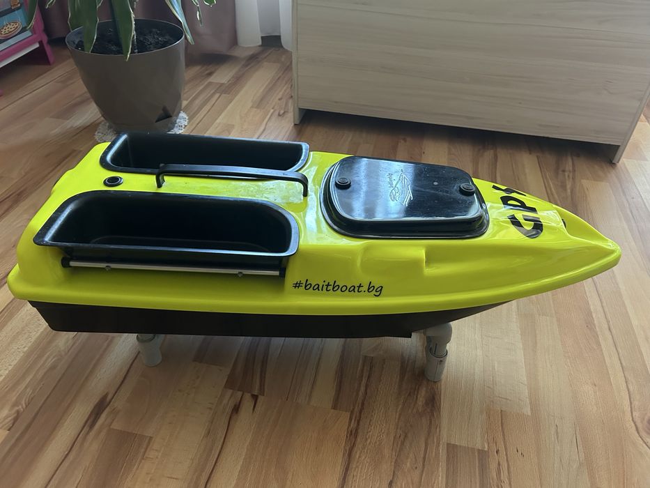 Лодка за захранка със gps и автопилот