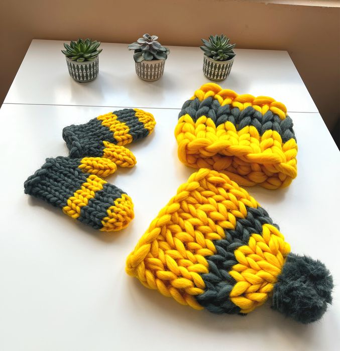 Шапка, ръкавици, шал, яка, лента от мериносова вълна за подарък