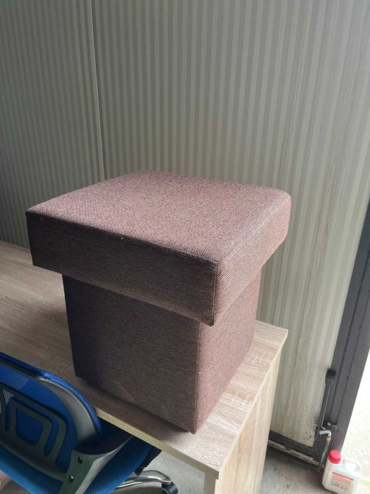 Taburet tapitat cu loc de depozitare