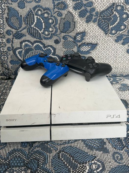 PS4 sotiladi 3 ta jostikli