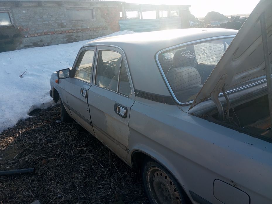 Газ 3110 в разборе, серая и белая