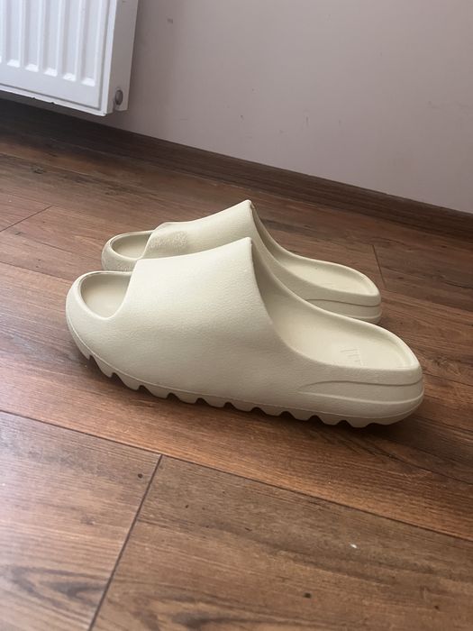 Продавам yezzy slide