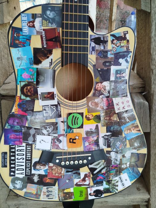 Estetik gitara sotiladi