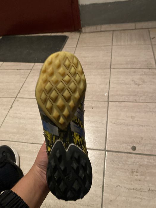 Адидас предатор хорошое.Состоение торг есть