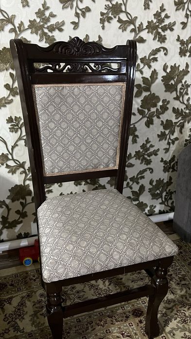 Продам стол со стульями (комплект)