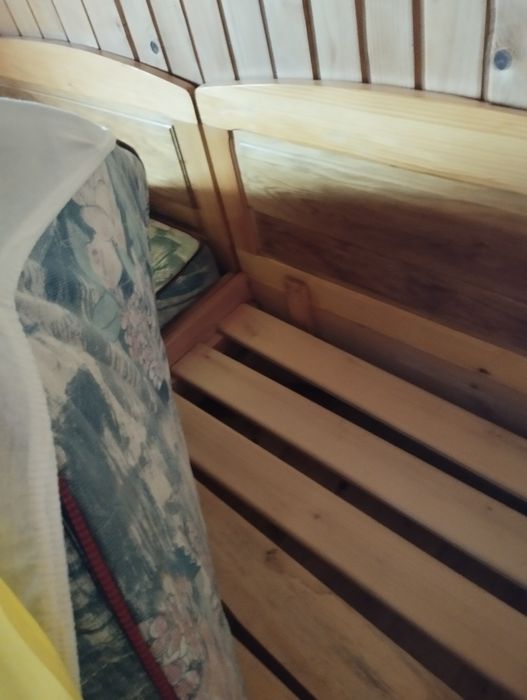 2 uși și 2 paturi din lemn masiv