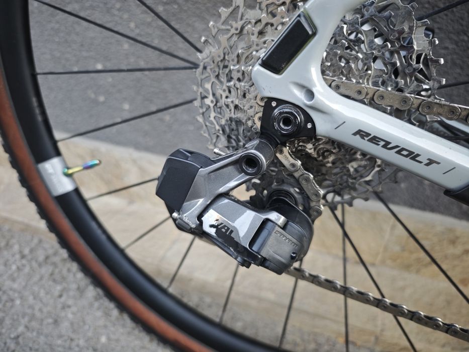 Карбонов Велосипед 28 Giant Gravel Bike Full Sram Rival eTap Axs 2024 8.2кг