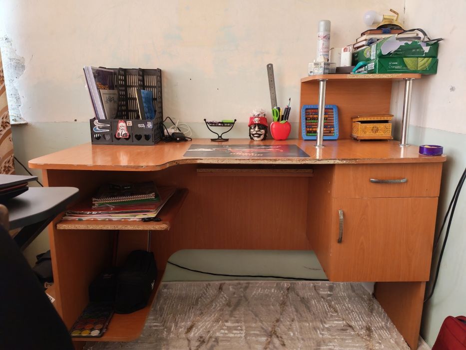 Мебель. Письменный стол