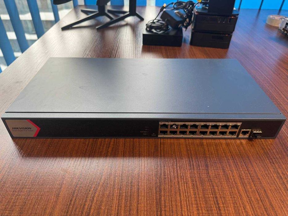 Switch PoE 16 porturi Gigabit + 2 uplink – Hikvision DS-3E1518P-EI