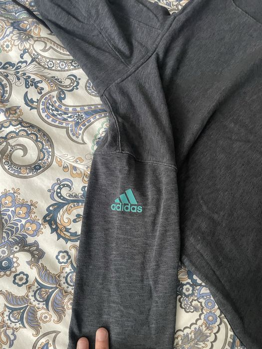 Продавам горнище Adidas и Playlife.