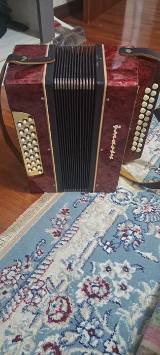 Баян                продам