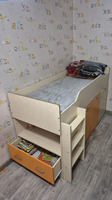 Продам детскую кровать(детский уголок)