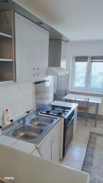 Inchiriez ap. cu 3 camere, 2 balcoane, Zona C.R.Vivo