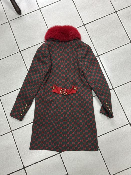 Продавам палто размер Л с яка естествена лисица в много добро състояни