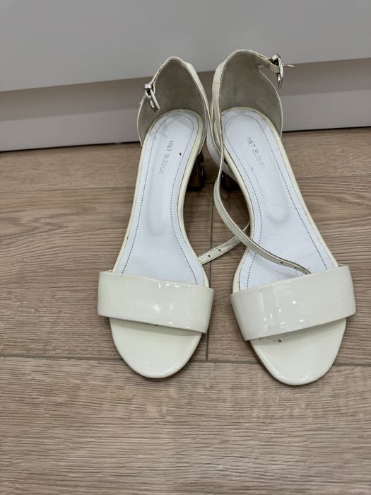 Сандали белые