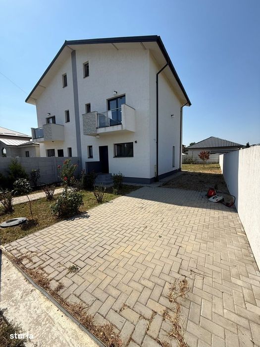 Casă de vânzare cu 3 camere și mansardă, toate utilitatile.