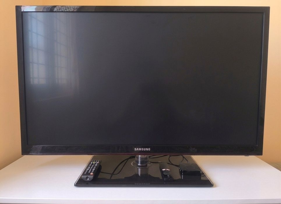 Samsung PS43E490B2W 43" + Android TV Box Q5 sotiladi