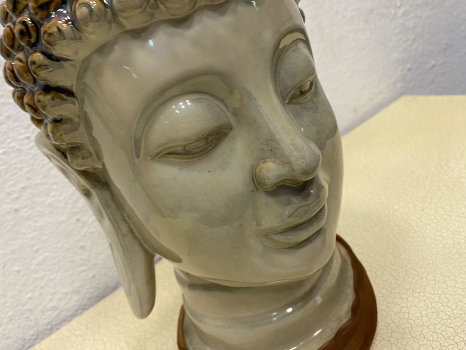 Порцеланов бюст буда