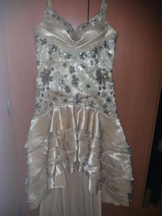 Vand rochie de ocazie UNICAT deosebita crem-aurie cu paiete
