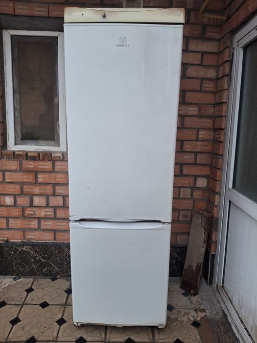 Холодильник сотилади