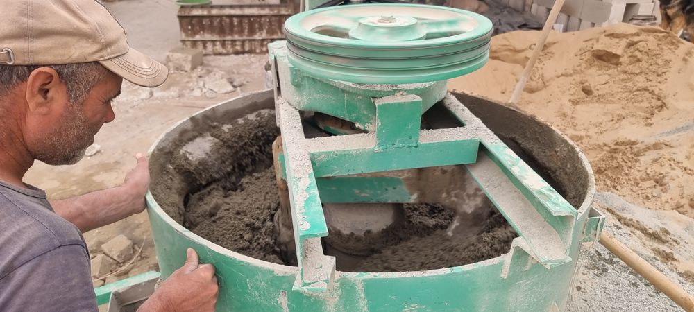 Shlakablok quyish uskunasi sotiladi. Kelishiladi.